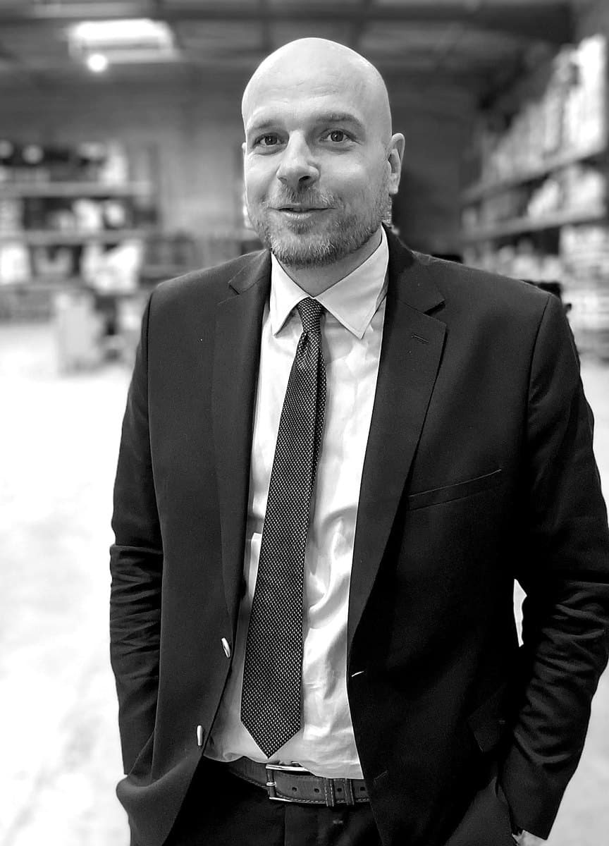 Jérôme Mancellon, photographié dans un entrepôt.